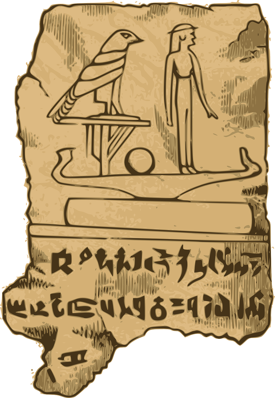 Ilustración de un pergamino con jeroglíficos egipcios que representa figuras simbólicas como un halcón y una deidad de perfil, evocando la escritura sagrada y el misticismo religioso del antiguo Egipto.