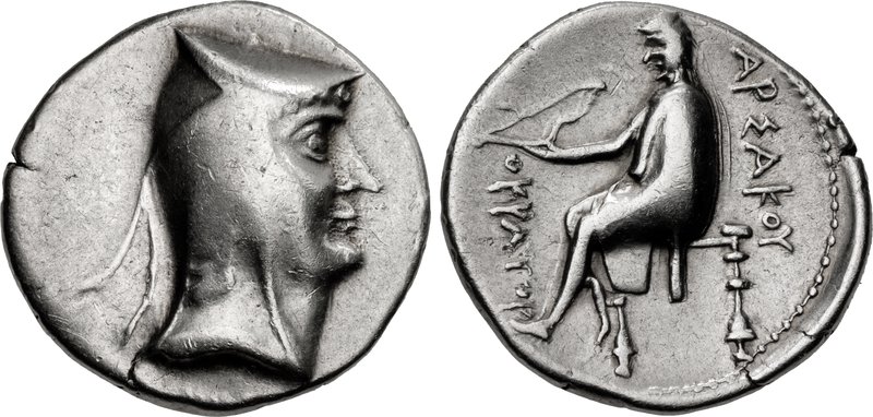 Moneda de Arsaces I (Arshak I), fundador de la dinastía arsácida de Partia. En el anverso se muestra el retrato de Arsaces I sin barba, con un tocado tradicional llamado bashlyk, una gorra puntiaguda distintiva de los reyes partos. El reverso presenta a un arquero sin barba, también con bashlyk y capa, sentado en un trono, sosteniendo un arco. La inscripción griega alrededor de la imagen dice: 'ΑΡΣΑΚΟΥ ΑΥΤΟΚΡΑΤΟΡΟΣ', que significa 'Arsaces emperador'.