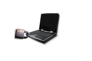 Ordenador portátil negro con un candado metálico insertado, representando la seguridad de la información en la era digital y la protección de datos en la sociedad de la información.