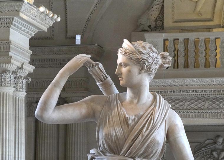 Las estatuas masculinas en la antigua Grecia a menudo se representaban desnudas, pero las estatuas femeninas se vestían con mayor frecuencia