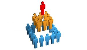 Gráfico tridimensional de una pirámide humana que representa una estructura social jerárquica, con figuras azules en la base, figuras naranjas en el nivel medio y una figura roja en la cima simbolizando el poder o liderazgo