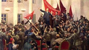 Pintura de la Revolución Rusa con Lenin dirigiéndose a una multitud de revolucionarios armados en un mitin político, rodeado de banderas rojas y entusiasmo popular, simbolizando el inicio del poder soviético y el cambio social radical