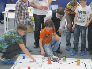 Niños experimentando en clase