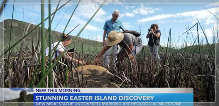 Los investigadores examinan una estatua moai recién descubierta en el fondo de un lago seco en la Isla de Pascua. La antigua estatua moai encontrada recientemente en la Isla de Pascua