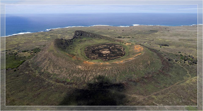 Rano Raraku es un cráter volcánico del cual el pueblo Rapa Nui extraía piedra para hacer estatuas moai. La antigua estatua moai encontrada recientemente en la Isla de Pascua