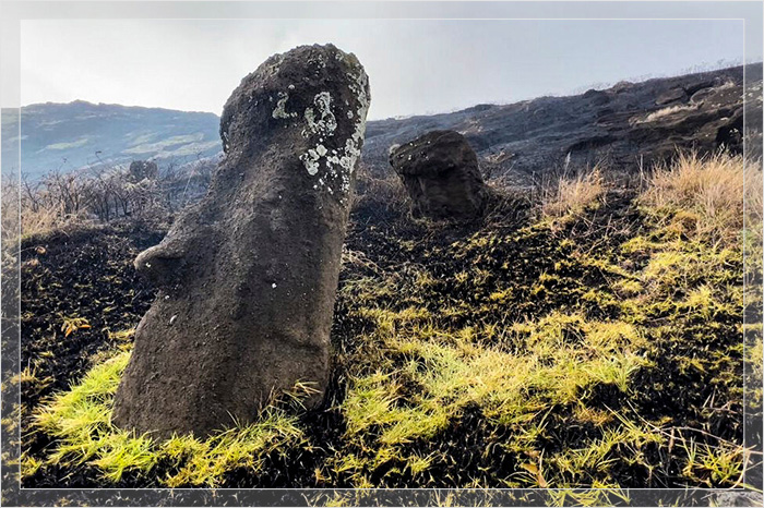 Estatuas moai dañadas por el fuego. La antigua estatua moai encontrada recientemente en la Isla de Pascua
