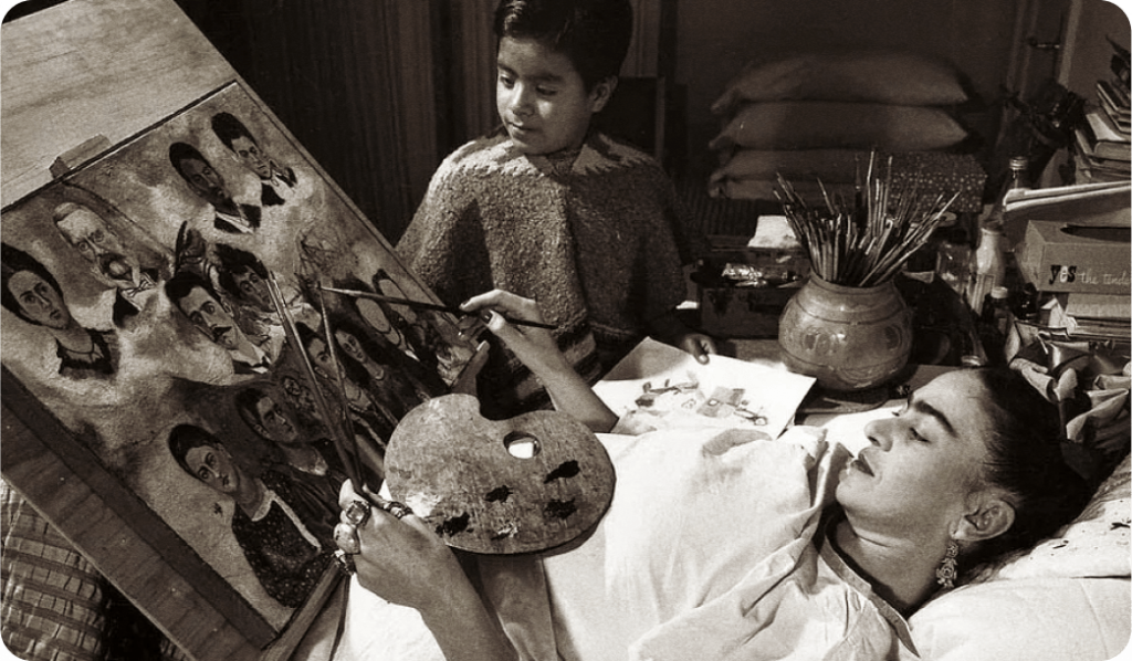 Frida Kahlo pintando en la cama