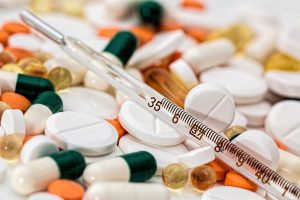 ¿Cuál es la diferencia entre los antibióticos, analgésicos y medicamentos antiinflamatorios?