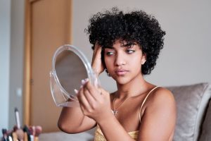 mujer mirándose al espejo