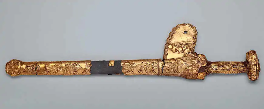 Espada con empuñadura y vaina de oro