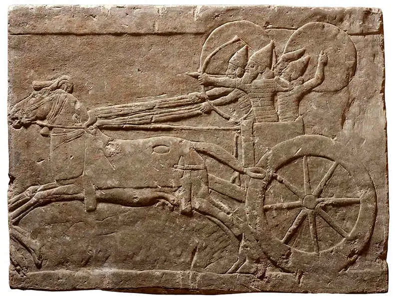 Relieve mural que representa un carro de guerra asirio