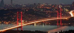 21 datos interesantes sobre Estambul Datos sobre Estambul Estambul es una ciudad única y una de las más antiguas de la Tierra. Cambió de manos muchas veces, en él vivieron representantes de diferentes pueblos y culturas, por lo queNo es sorprendente que haya una cantidad increíble de monumentos diferentes y lugares simplemente interesantes. Y los lugareños son amigables, lo cual también es una buena noticia. Anuncio natumbe.kz Stretch ceilings in Atyrau 1 800 ₸ Find out more Anuncio mcs-school.ru International School in Moscow Learn more Anuncio copy-the-best.com They Trade – You Earn. Copy Trades of the Best Trader Перейти на сайт Anuncio • 16+ vps.one Do you need a VPS server? Rent from $0.15 per day! Find out more Datos interesantes sobre Estambul Estambul (o Constantinopla) ha sido capital de cuatro imperios a lo largo de su historia. De hecho, la ciudad nunca cambió de nombre: los turcos que la capturaron siempre la llamaron Estambul (la versión rusificada es Estambul), y los griegos todavía la llaman Constantinopla. Los asentamientos más antiguos en el lugar de la moderna Estambul se remontan aproximadamente al 6700 a.C. Estambul es muy popular entre los turistas: sólo la Catedral de Santa Sofía y el Palacio de Topkapi reponen anualmente el tesoro turco con 30 millones de dólares. El centro comercial Cevahir de seis plantas en Estambul es la tienda más grande de Europa. Su superficie es de 420 mil metros cuadrados. El palacio principal del Imperio Otomano, Topkapi, que ahora ha sido convertido en museo, es uno de los complejos palaciegos más grandes del mundo. El palacio, junto con los edificios y parques asociados, es un distrito independiente de Estambul con una superficie de más de 700.000 metros cuadrados. El Gran Bazar de Estambul, famoso en todo el mundo por su tamaño y selección, consta de 66 calles con alrededor de 4.000 tiendas. Estambul se encuentra tanto en Europa como en Asia. Durante la historia de Constantinopla, vivieron y gobernaron allí 10 emperadores del Imperio Romano, 82 gobernantes bizantinos y 30 sultanes del Imperio Otomano. Estambul tiene 150 kilómetros de largo y 50 kilómetros de ancho. Estambul ocupa el segundo lugar después de Las Vegas en el número de matrimonios registrados allí anualmente. Uno de cada cinco residentes de Turquía está registrado en Estambul (ver datos interesantes sobre Turquía ). La Catedral de Santa Sofía fue el templo más grande del mundo durante casi mil años. La Iglesia de San Esteban de Estambul es la única iglesia del mundo construida exclusivamente con hierro y construida con este material inusual para evitar incendios provocados. El Metropolitano de Estambul es el tercer metro más antiguo del mundo. Ocupa el segundo lugar después del metro de Londres y Nueva York. Ya en el siglo XIV había alrededor de mil quinientos baños públicos en Constantinopla, aunque en aquella época no se instalaban letrinas ni siquiera en los palacios más lujosos de Europa. El Puente del Bósforo, que conecta las partes asiática y europea de Estambul, es uno de los puentes colgantes más largos del mundo. Hay un peaje para cruzarlo y el paso de peatones está prohibido debido a la popularidad del puente entre los suicidas. Durante el rodaje de la película de James Bond Skyfall, un espía inglés cruzó en motocicleta el tejado del Gran Bazar de Estambul. El mercado se detuvo durante el rodaje y la gente no tenía idea de lo que estaba pasando encima de sus cabezas. Otra película de Bond, “Desde Rusia con amor”, también se filmó en Estambul. Desde finales del siglo XIX, uno de los trenes más lujosos del mundo, el Orient Express, circula de Estambul a París. En el Parque Miniaturk de Estambul podrás ver todos los lugares de interés de Turquía a la vez, sólo que en miniatura. Los visitantes también pueden probar suerte como maquinistas de trenes o capitanes de barcos. El lujoso hotel Cirgan de Estambul sirve uno de los postres más caros del mundo: el pastel dorado. Los frutos para el relleno se guardan en una composición especial durante varios años y el pastel terminado se cubre con oro de 24 quilates (ver datos interesantes sobre el oro ).
