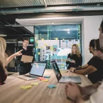 Cómo las PYMES Pueden Competir con los Gigantes del Mercado Usando Marketing Digital