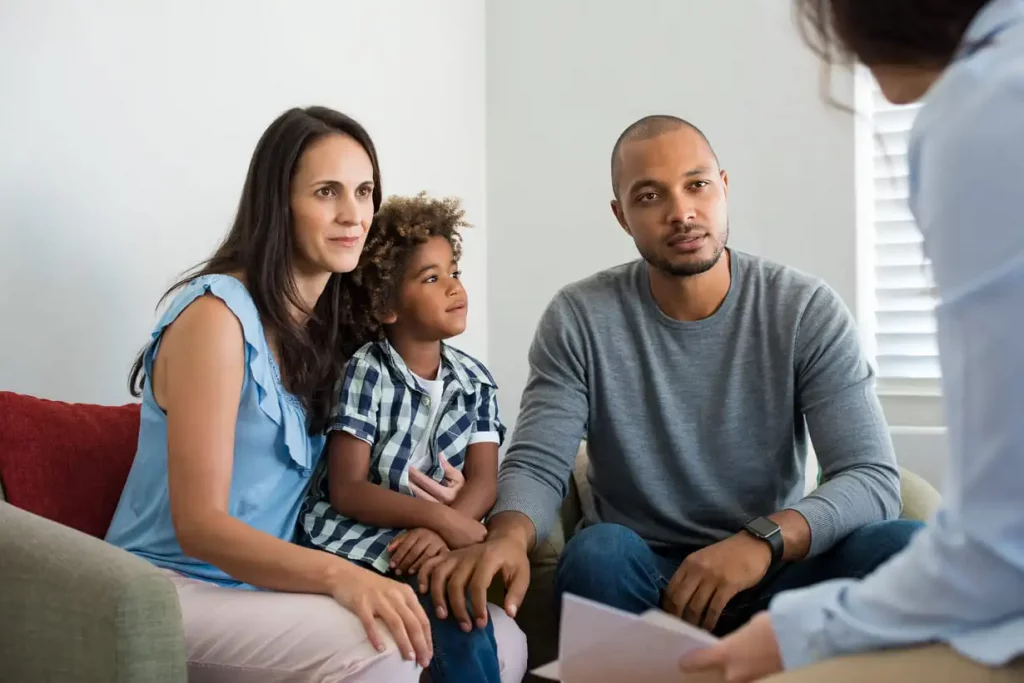 padre, madre e hijo en terapia de familia