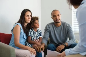 padre, madre e hijo en terapia de familia