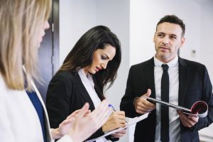 gente-de-negocios-corporativos-modernos