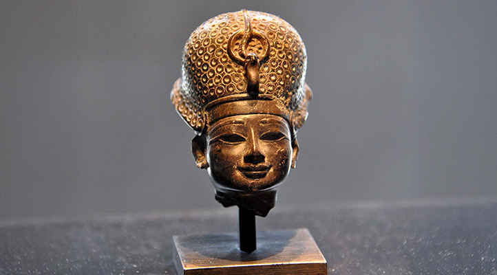 
Cabeza de Tutmosis IV con corona azul, dinastía XVIII. Fuente: Wikimedia Commons