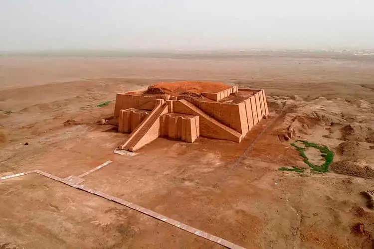 El zigurat de Ur tal como se ve hoy. En la década de 1980, Saddam Hussein reconstruyó la escalera y la fachada.