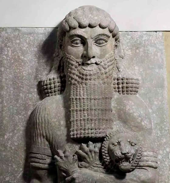Estatua que se cree representa a Gilgamesh domando un león, alrededor del siglo VIII a. C. Fuente: Museo del Louvre.