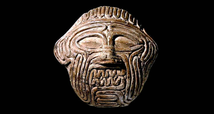 Máscara ritual de arcilla de Humbaba, Babilonia, c. 1800-1600 a.C. Fuente: Museo Británico.