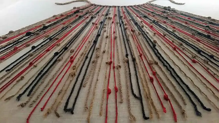 Quipu en el Museo de Machu Picchu, Cusco. Wikimedia Commons.