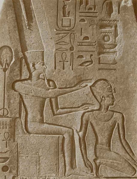 Relieve que representa a Hatshepsut arrodillada ante Amón, obelisco piramidión del Templo de Karnak, ca. siglo XV a. C. Fuente: Museo McClung de Historia Natural y Cultura, Universidad de Tennessee.