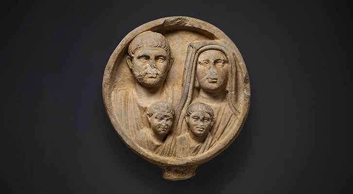 Relieve funerario de mármol, romano, siglos II-III d. C. Fuente: Museo Metropolitano de Arte