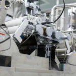 Maquinaria industrial automatizada con rodillos y sistema de control en una línea de producción en entorno de fábrica