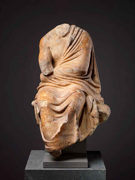 
Figura de mármol de un filósofo sentado, siglo I o II d. C. (copia de una estatua griega de ca. 250 a. C.). Fuente: Museo Metropolitano de Arte, Nueva York.