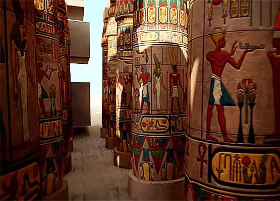Columnata del templo de Karnak decorada con relieves de colores.