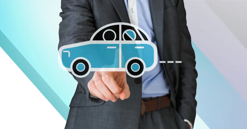 Profesional señalando un icono de vehículo en una interfaz digital como representación de seguros, movilidad y protección del automóvil