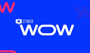 Logotipo de Cyber Wow en blanco sobre fondo azul con detalles rosas
